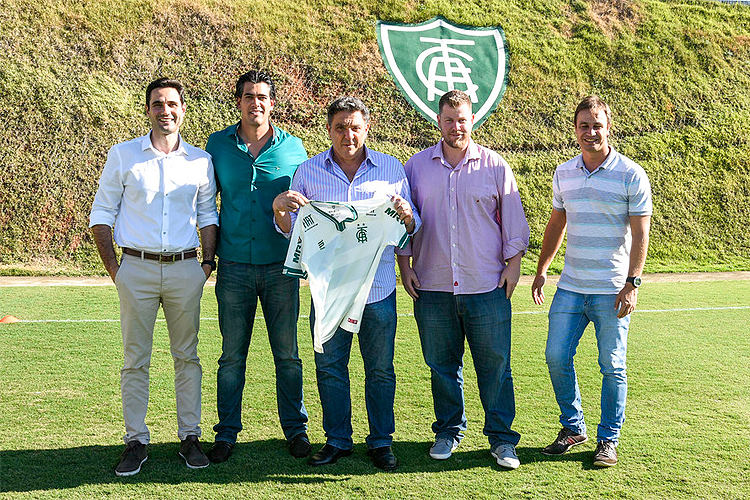 Paulo Assis (superintendente geral), Paulo Bracks (diretor de futebol), Marcus Salum (presidente), Luiz Kriwat (gerente de futebol) e Felipe Conceição (técnico)