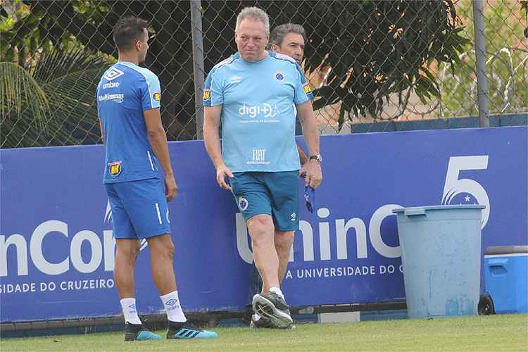 Abel Braga tenta primeira vitória no comando do Cruzeiro