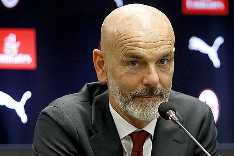 Stefano Pioli foi apresentado como novo técnico do Milan nesta quarta