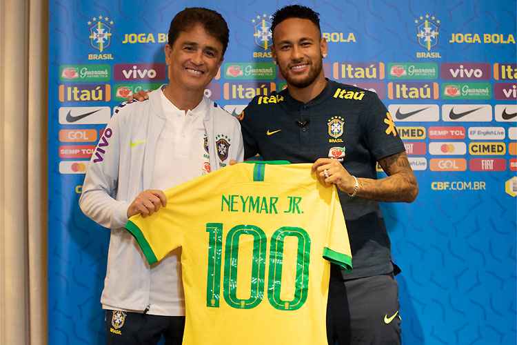 Neymar recebe de Bebeto a camisa alusiva ao jogo de número 100 pelo Brasil