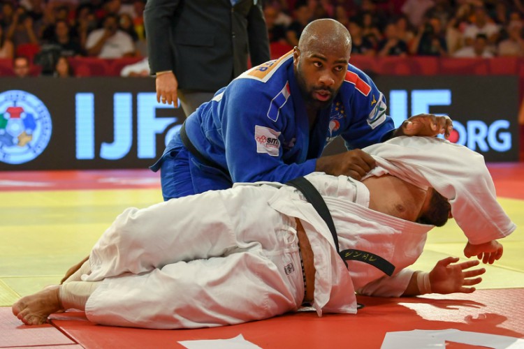 Riner (kimono azul) sustenta o recorde de nove anos sem perder uma luta