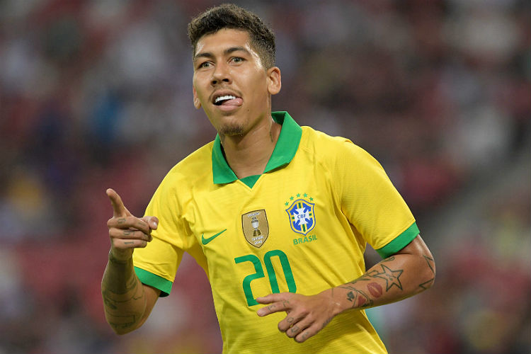 Roberto Firmino comemora belo gol em Cingapura