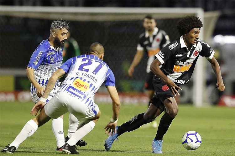 Talles Magno busca jogada contra a marcação: ataques pouco produtivos