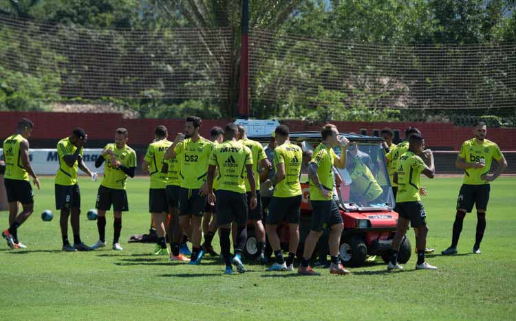 Líder, Flamengo tenta mais uma vitória na partida em Curitiba