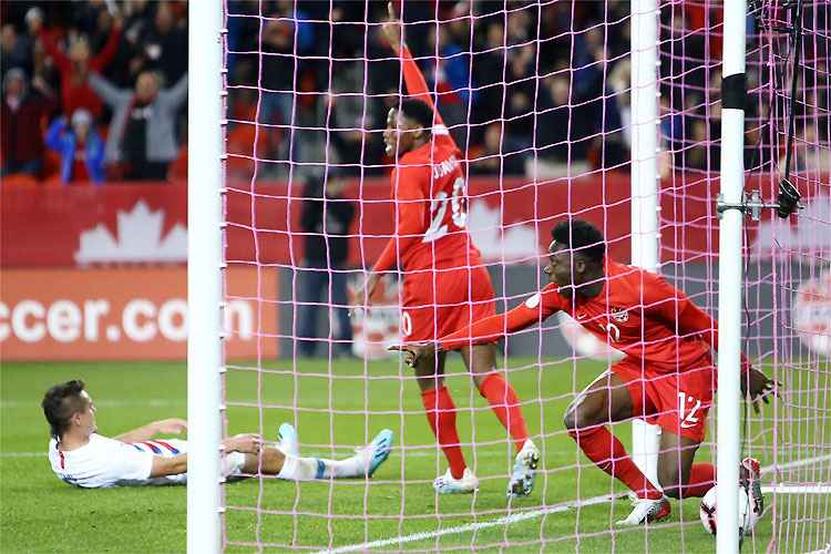 Alphonso Davies comemora dentro do gol: vitória canadense e fim de jejum