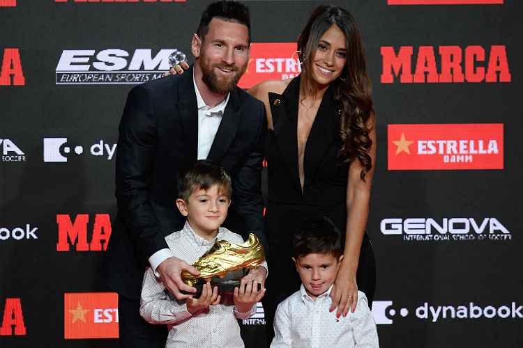 Messi ao lado dos filhos Thiago e Mateo e da esposa Antonela