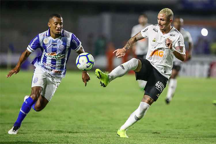 Vinícius foi expulso e desfalcará o Atlético na partida contra o Santos
