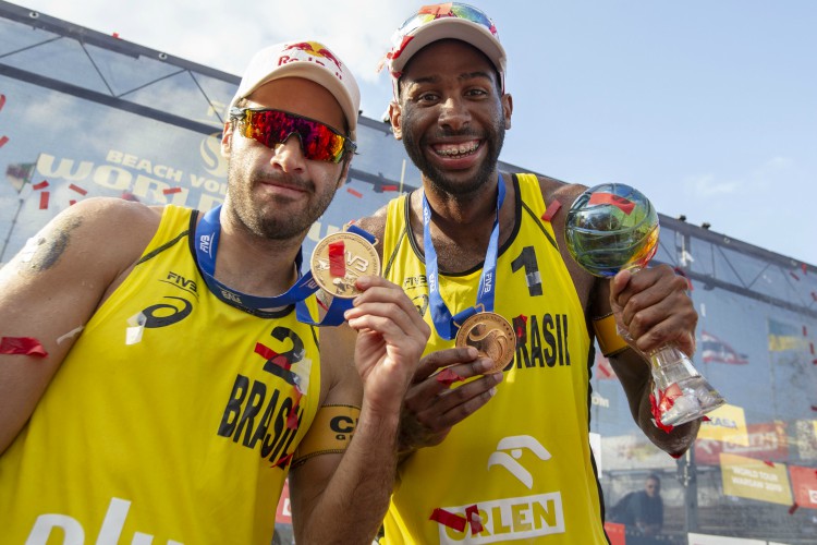 Bruno Schmidt (E) e Àlvaro Filho (D) foram campeões da última etapa do Circuito Mundial na Polônia