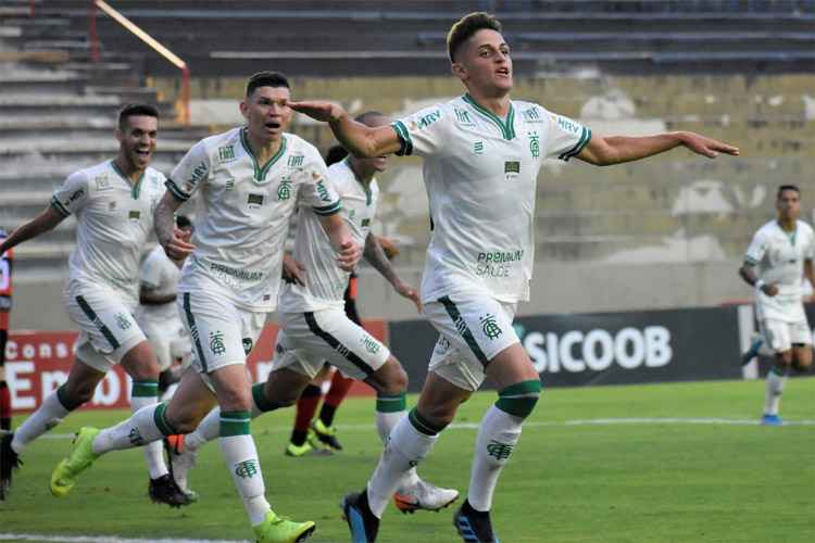 Predestinado: de volta ao time titular, Flávio marcou o gol que deu um importante triunfo ao Coelho
