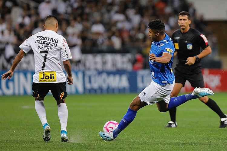 Éderson fez o segundo gol do Cruzeiro em lance confuso, porém legal