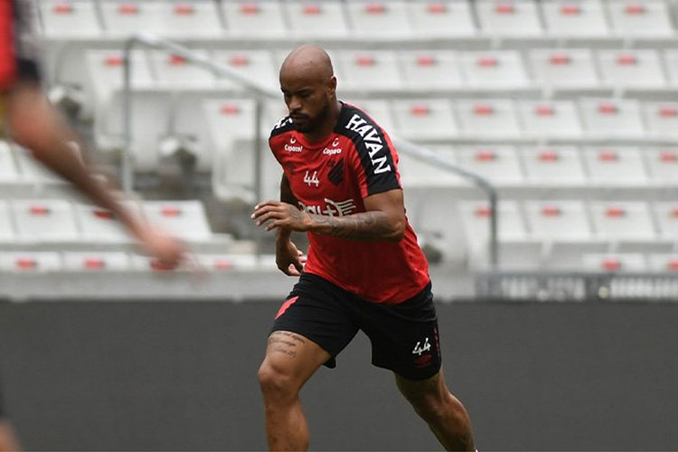 Thiago Heleno cumpriu suspensão contra o Fluminense, na última rodada