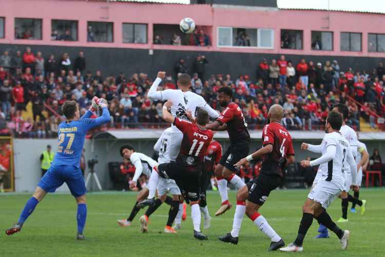 Goleiro fez sua estreia em jogos oficiais pelo Sport e mostrou segurança no empate em 0 a 0