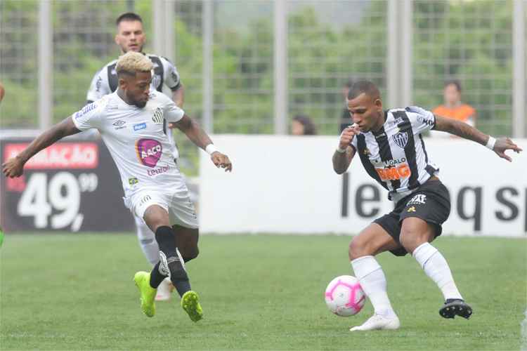 Otero jogou com uma chuteira de cada cor na partida entre Atlético e Santos