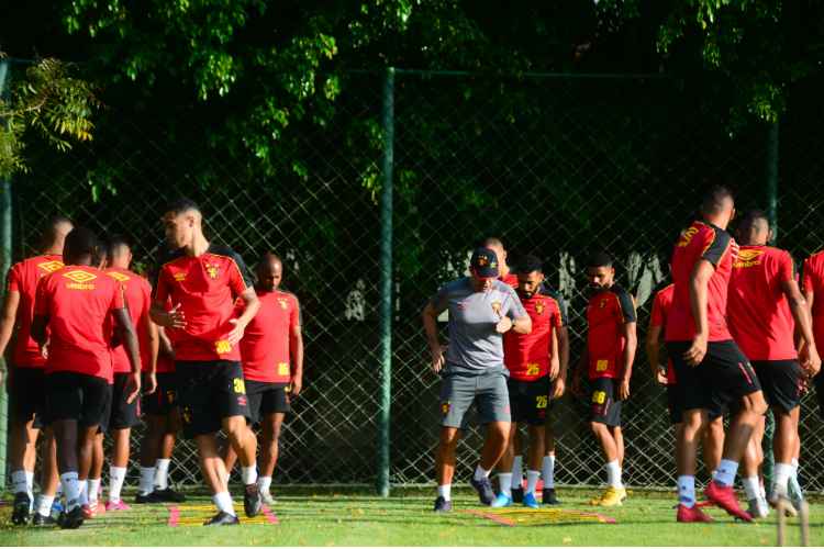 Novidade do treino foi o atacante Yan, que recuperado de lesão, pode ser relacionado para jogo ante Paraná