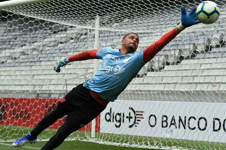 Goleiro foi apresentado na equipe paranaense há exatamente um mês