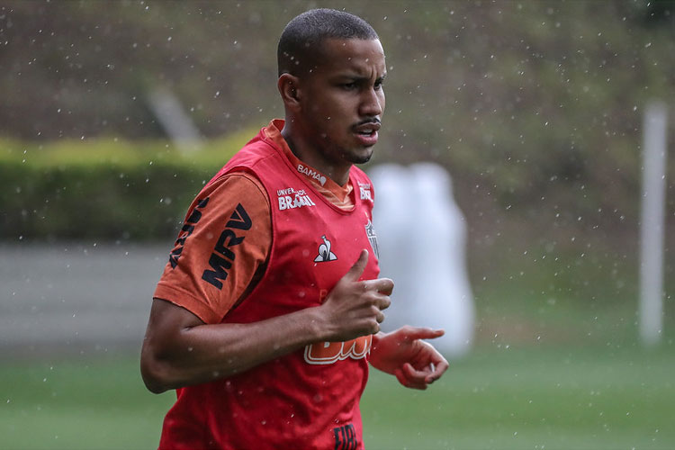 Jair fez trabalho no gramado da Cidade do Galo e está mais próximo de ser liberado pelo DM