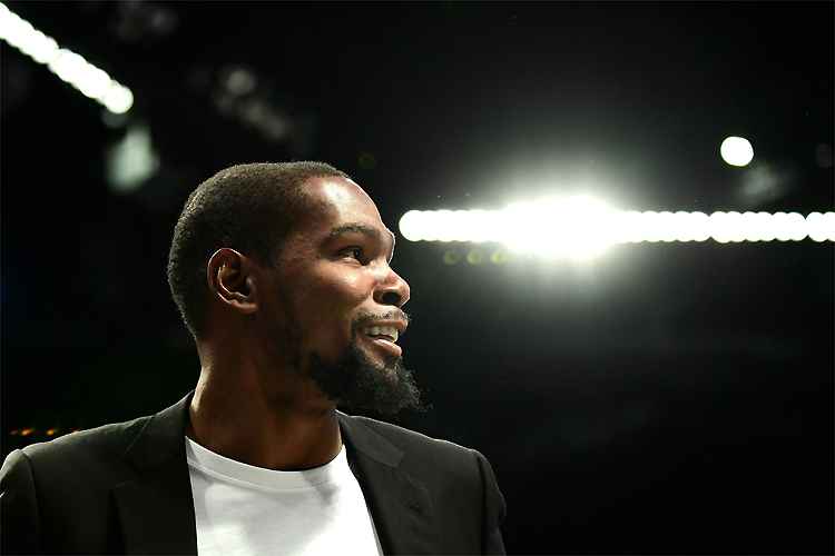 Kevin Durant se recupera de uma grave lesão sofrida no tendão 