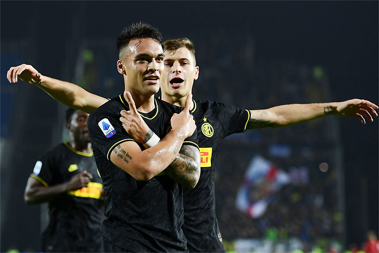 Lautaro Martinez comemora com Nicolo Barella o primeiro gol da Inter
