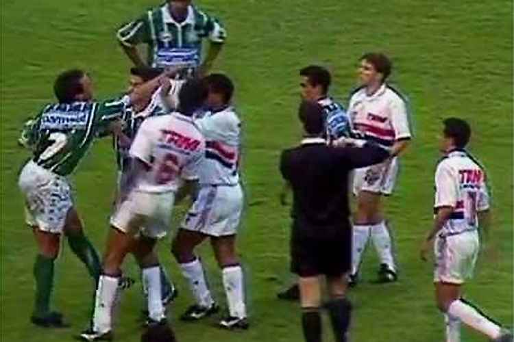 Edmundo foi o pivô da briga na partida entre Palmeiras e São Paulo em 1994