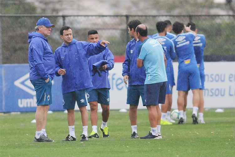 Técnico Abel Braga segue com missão de tirar Cruzeiro do Z4 do Brasileiro