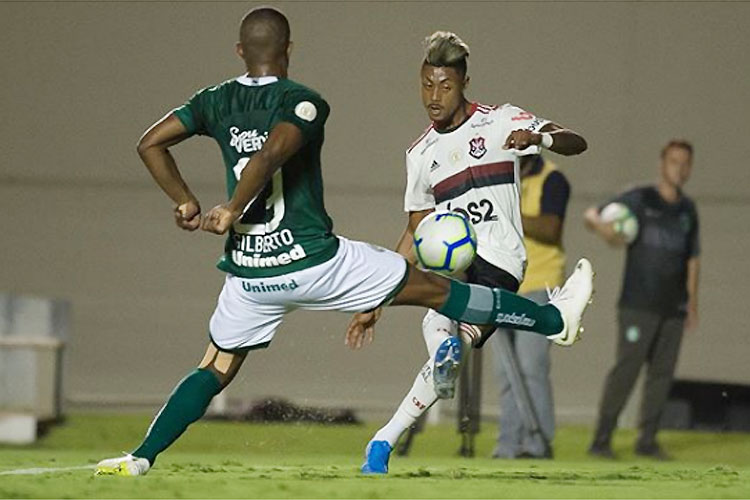 Bruno Henrique enfrenta marcação de Gilberto: Flamengo cede empate no fim
