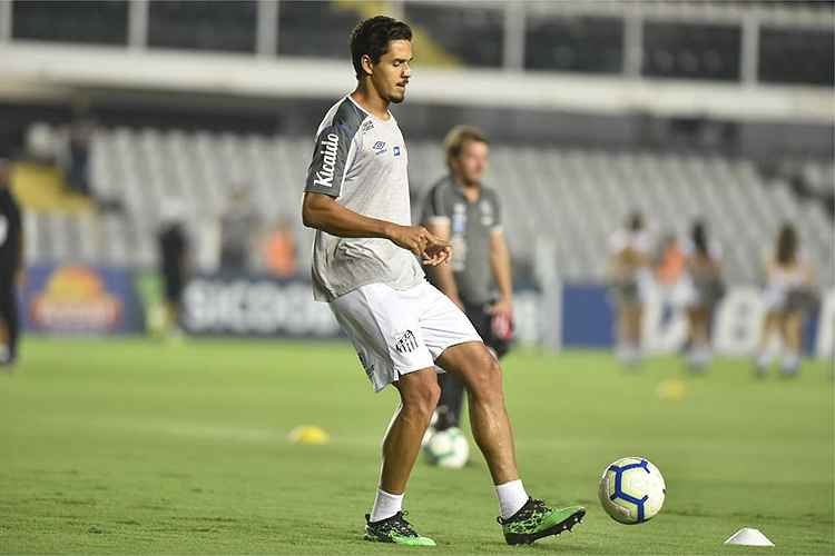 Lucas Veríssimo, de 24 anos, tem 141 partidas pelo Santos e quatro gols