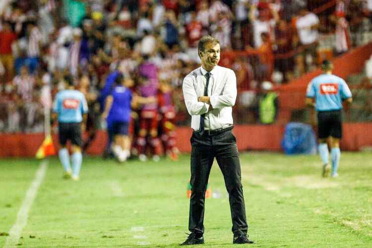 "Estou muito aborrecido, triste, mas a verdade vai vir à tona", rebateu o técnico 
