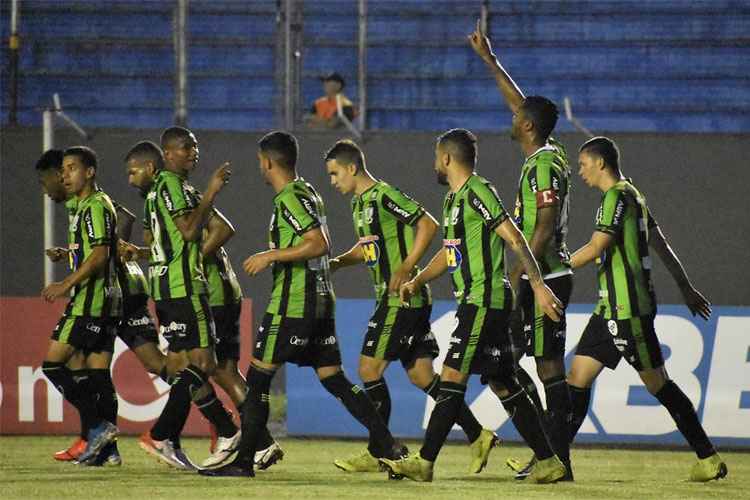 Com a vitória, o América continua na briga pelo acesso