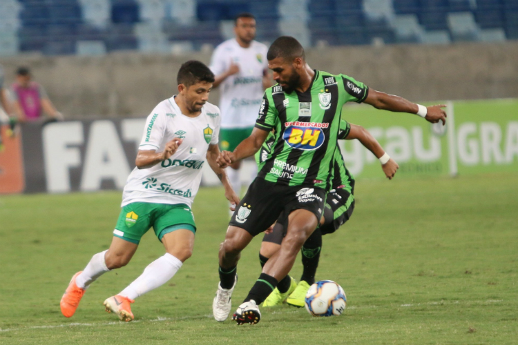 Com um gol em cada tempo, América-MG derrotou o Cuiabá por 2 a 0 na Arena Pantanal