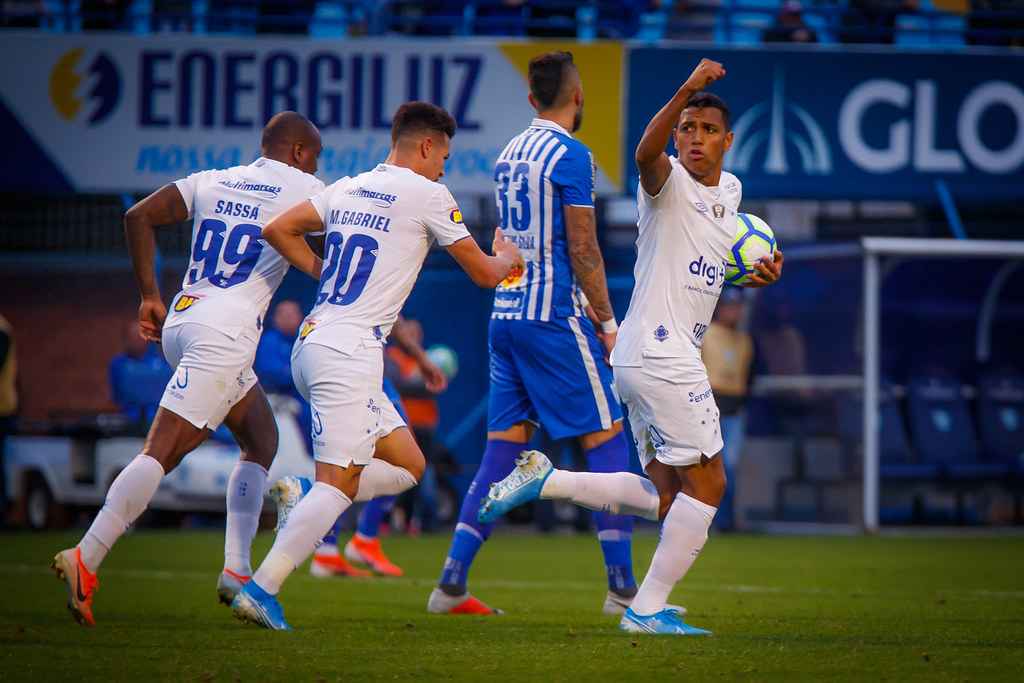 No turno, Cruzeiro e Avaí empataram por 2 a 2, na Ressacada