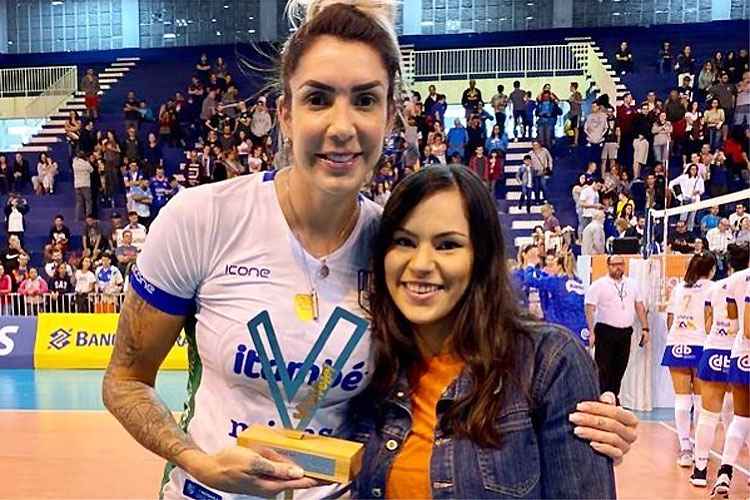 Central Thaísa fez 16 pontos e recebeu outro prêmio de melhor em quadra