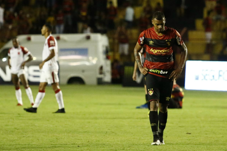 Atacante Elton foi um dos que mais lamentou o empate sem gols com o Vila Nova