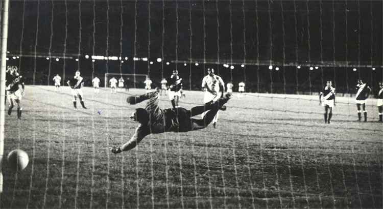 Registro do milésimo gol de Pelé, marcado há exatos 50 anos sobre o goleiro Andrada