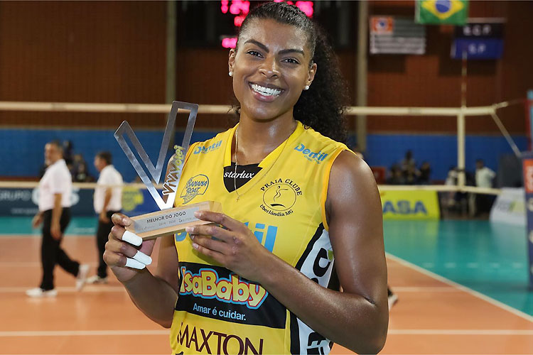 Fernanda Garay foi eleita a melhor em quadra e recebeu o Troféu VivaVôlei
