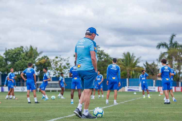 Abel Braga está pressionado e busca uma vitória na Vila Belmiro
