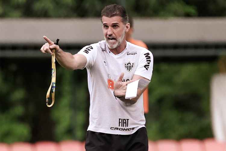 Vagner Mancini explicou possibilidade de usar Vinicius como volante