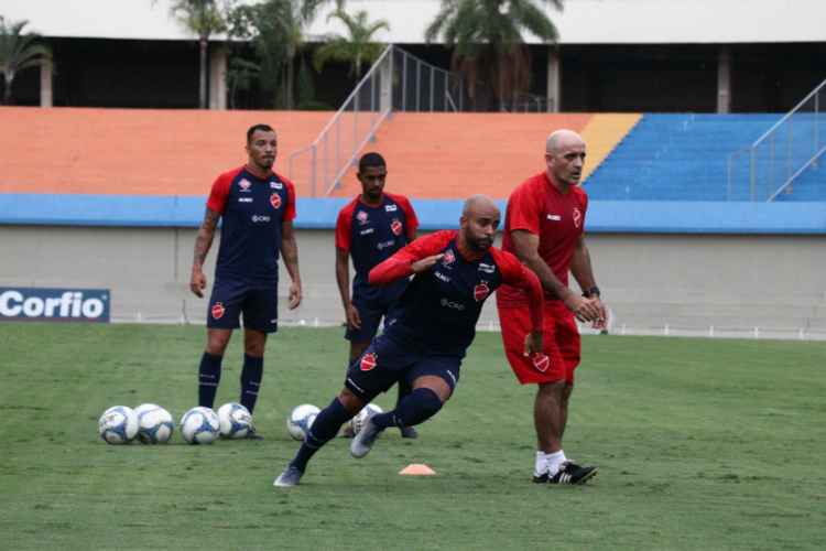 Vila Nova, do técnico Itamar Schülle, pode entrar no grupo Tricolor se for rebaixado