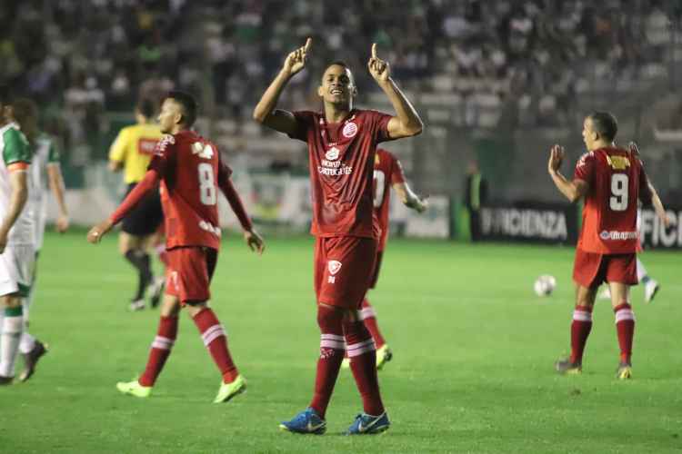 Entre os jogadores considerados prioridade pela diretoria, Álvaro foi o único que ainda não renovou com o Timbu