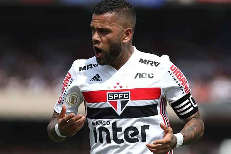 Daniel Alves diz que vai torcer pelos amigos no duelo deste sábado