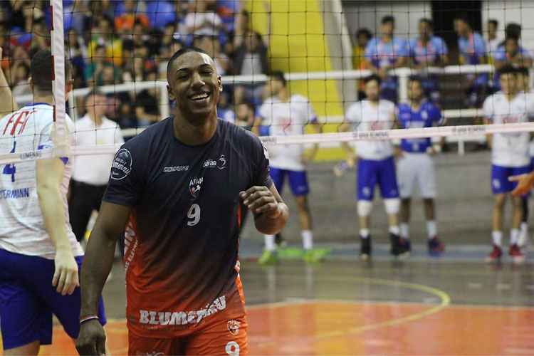 Minas buscou reação após levar 2 a 0, mas caiu no tie-break para o Blumenau