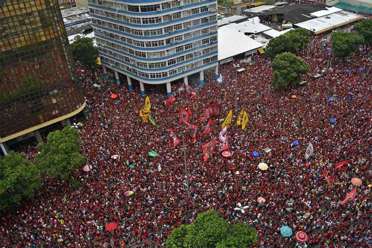 Milhares de torcedores do Flamengo tomaram as ruas do Rio de Janeiro