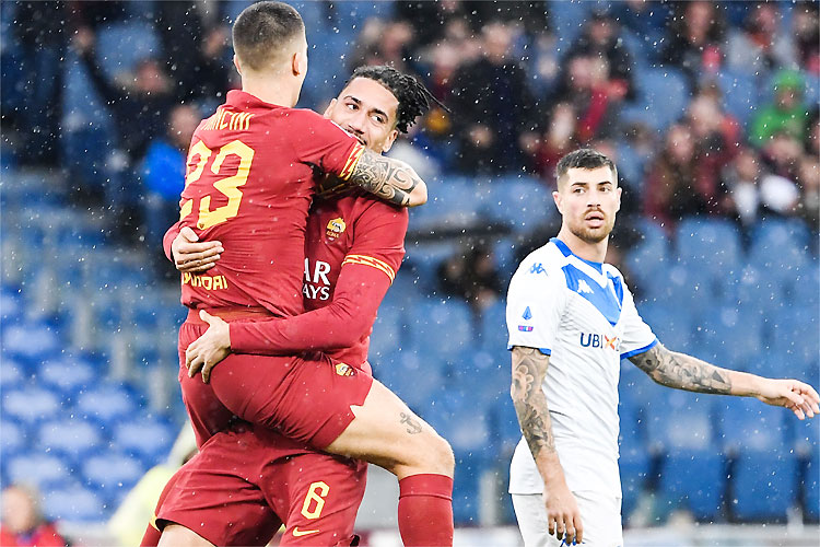 Smalling comemora com Mancini um dos gols da tranquila vitória da Roma