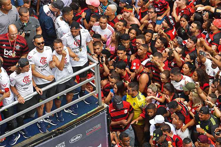 Gabigol comandou o agito ao lado dos companheiros no trio elétrico 