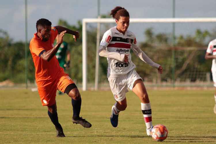 Meia Felipe Cabeleira tem se destacado com a camisa coral durante a Copa Pernambuco 2019