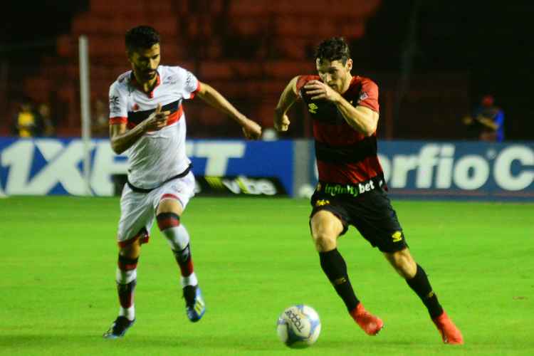 Lateral direito Raul Prata revelou já ter recebido