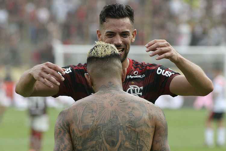 Marí em comemoração com Gabriel em Lima; zagueiro agora mira Mundial