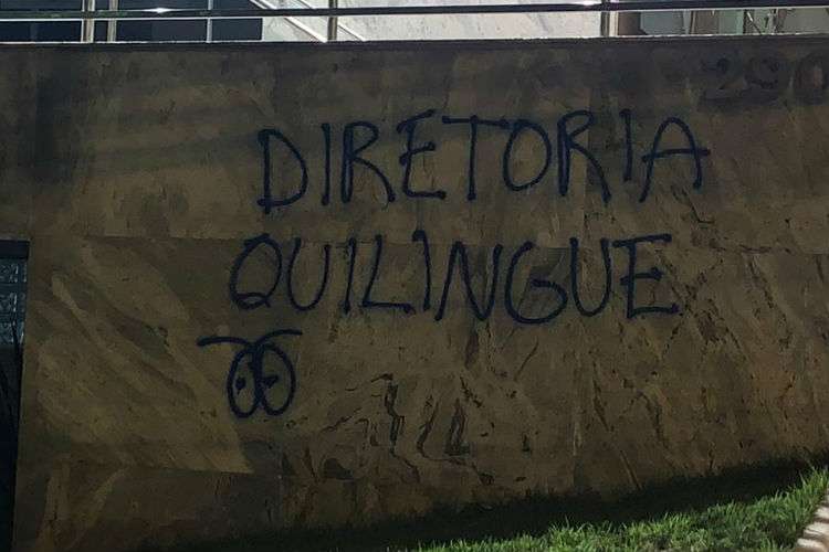 Fachada da sede do Cruzeiro foi pichada nesta terça