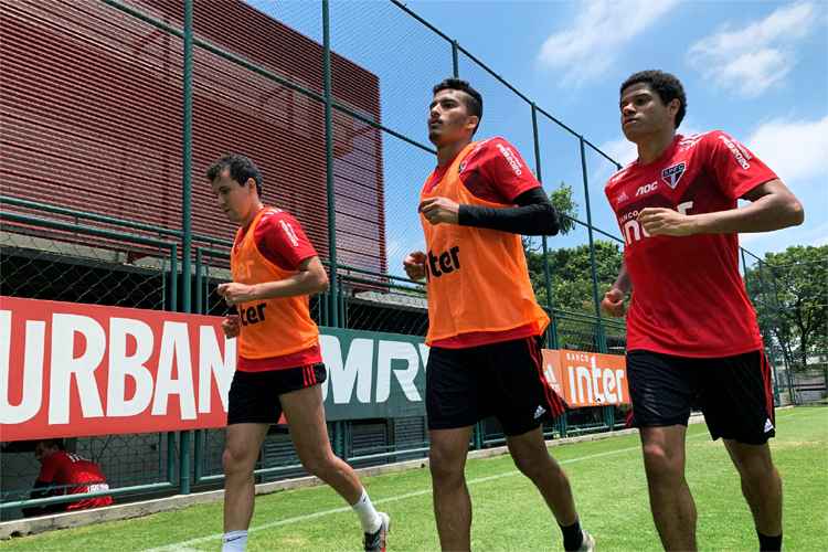 No treinamento desta terça-feira, Pablo (e) entrou na vaga de Daniel Alves na equipe