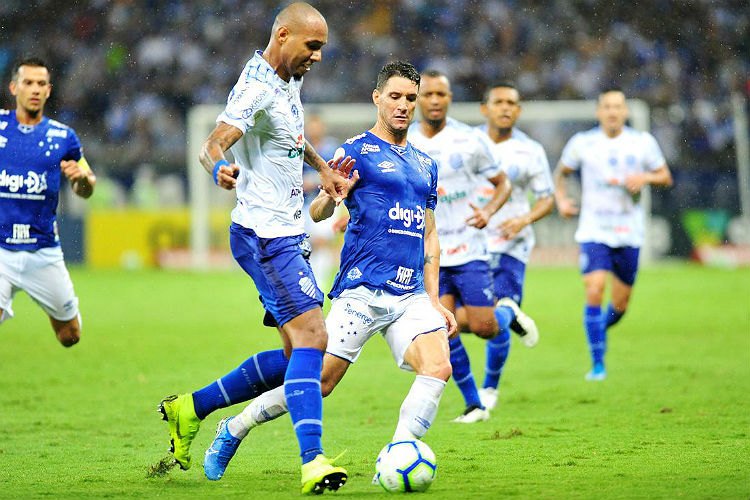 Thiago Neves teve desempenho contestado pela torcida do Cruzeiro