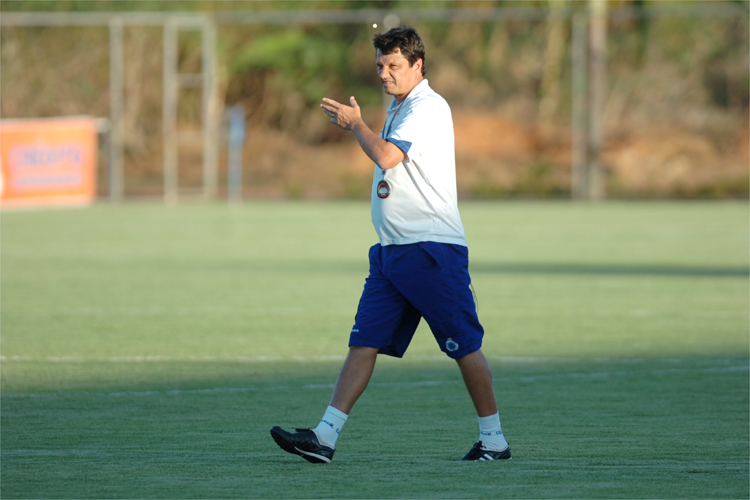 Adilson Batista terá a difícil missão de impedir o rebaixamento do Cruzeiro à Série B
